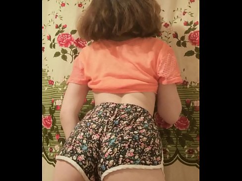 ❤️ Tânără sexy care se dezbracă de pantaloni scurți în fața camerei de filmat ☑  at ro.dickies-shop.ru ❌